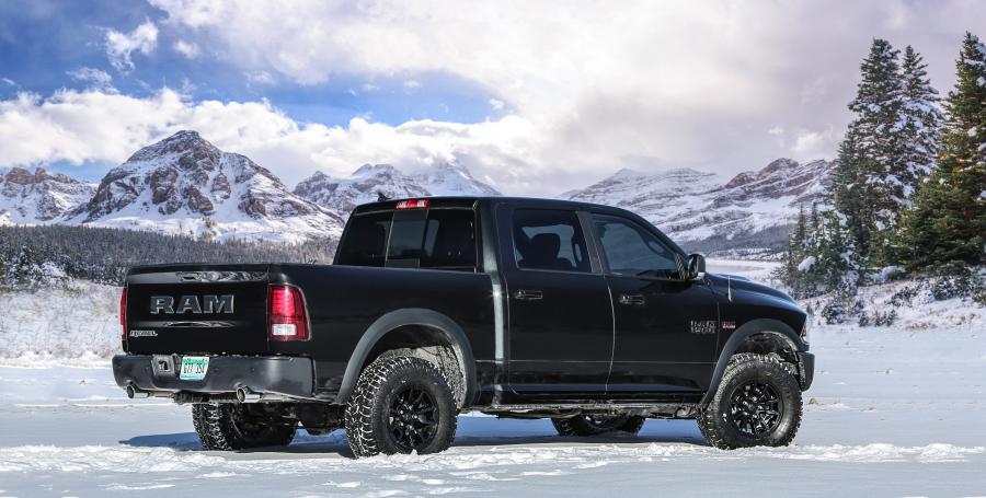  Dodge Ram 1500 Rebel Black Crew Cab 2017 года  (фото 2 из 5)